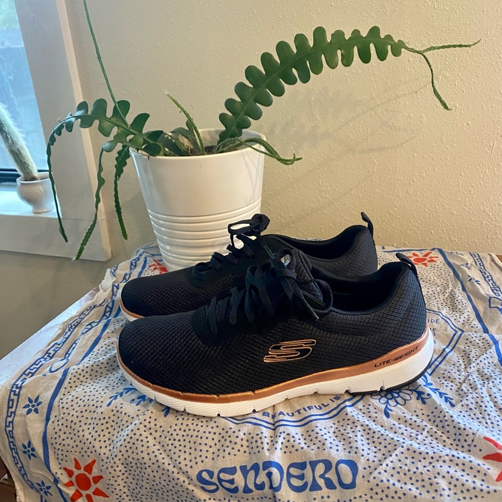 NWOT Skechers wide fit sneakers